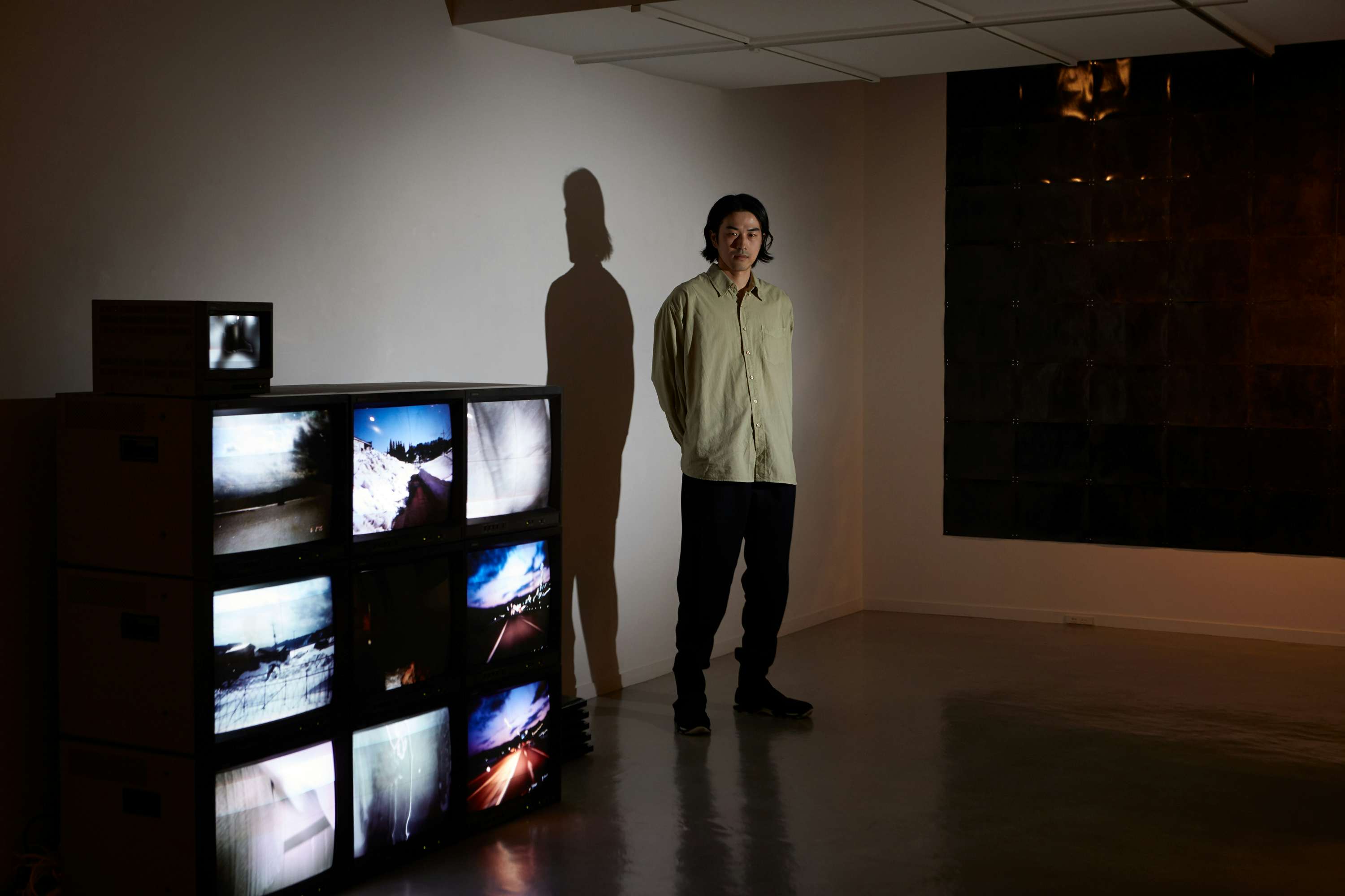 写真という思い込みを疑い、現代の「洞窟」としてホテルを見た。写真家