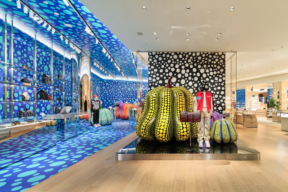 ルイ・ヴィトンのストア・ディスプレイでめぐる草間彌生の世界｜美術手帖