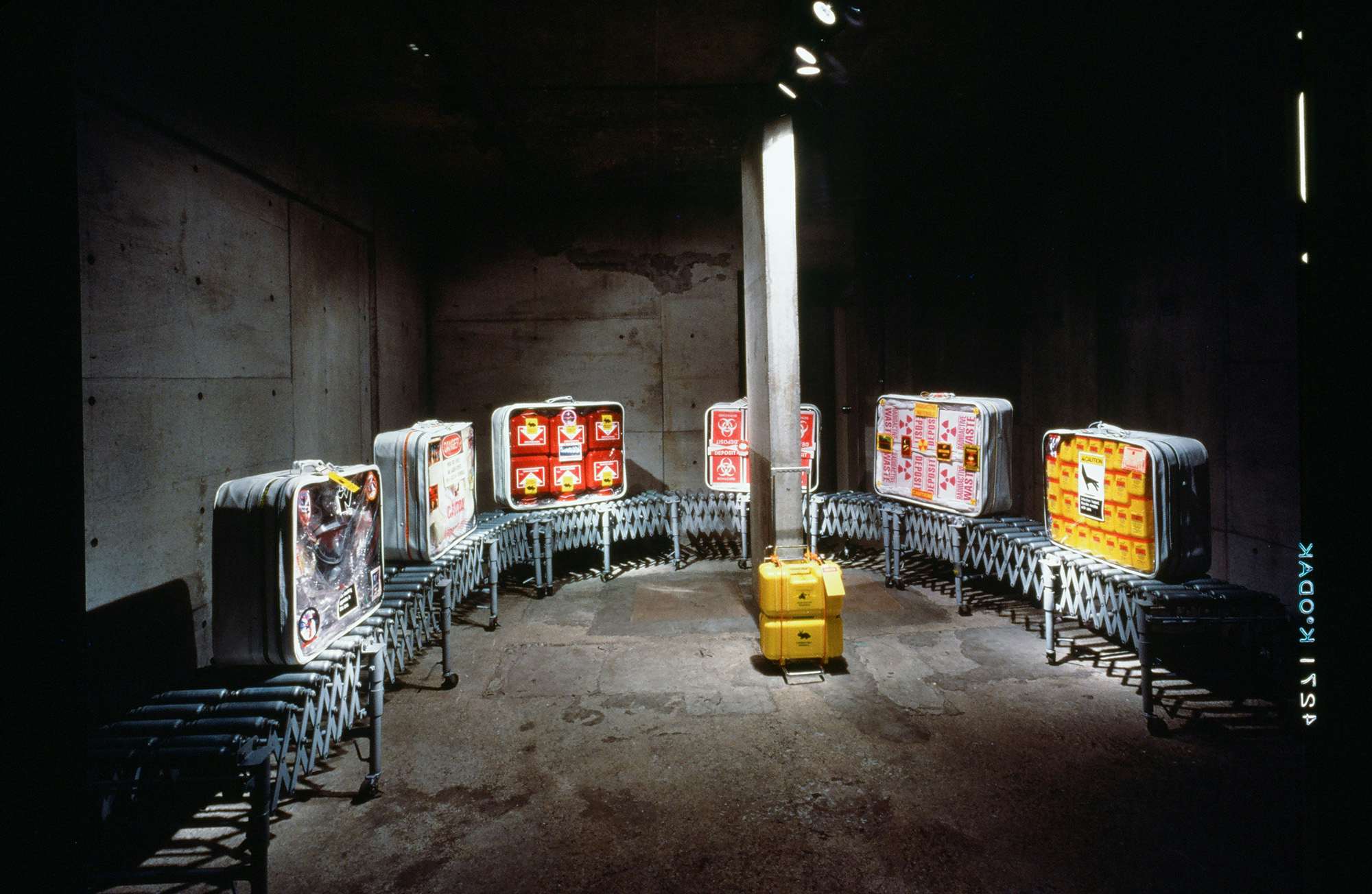 三上晴子の「スーツケース」作品を公開。CAPSULEで3日間の展覧会が開催