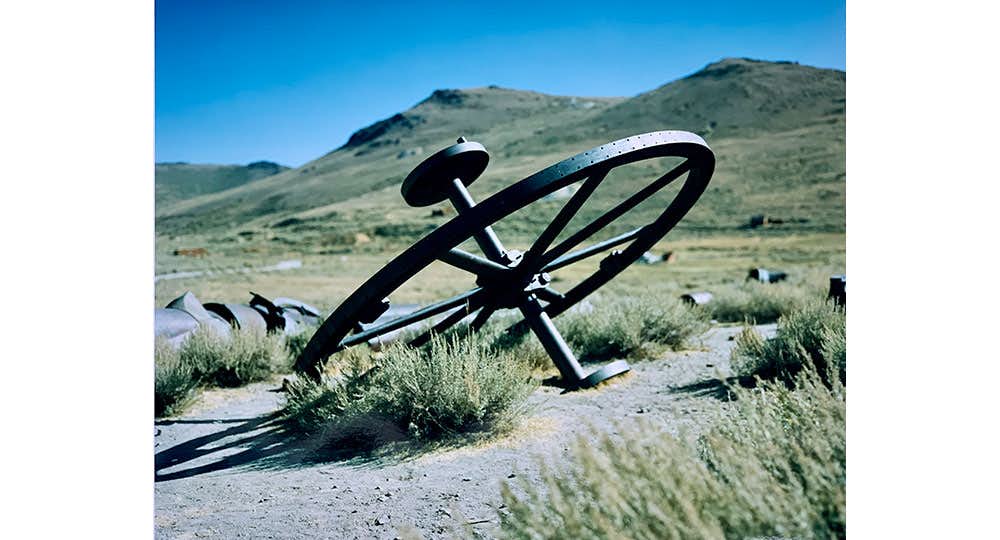 現代のアラスカに横たわる歴史的地層。写真家・石塚元太良が個展で