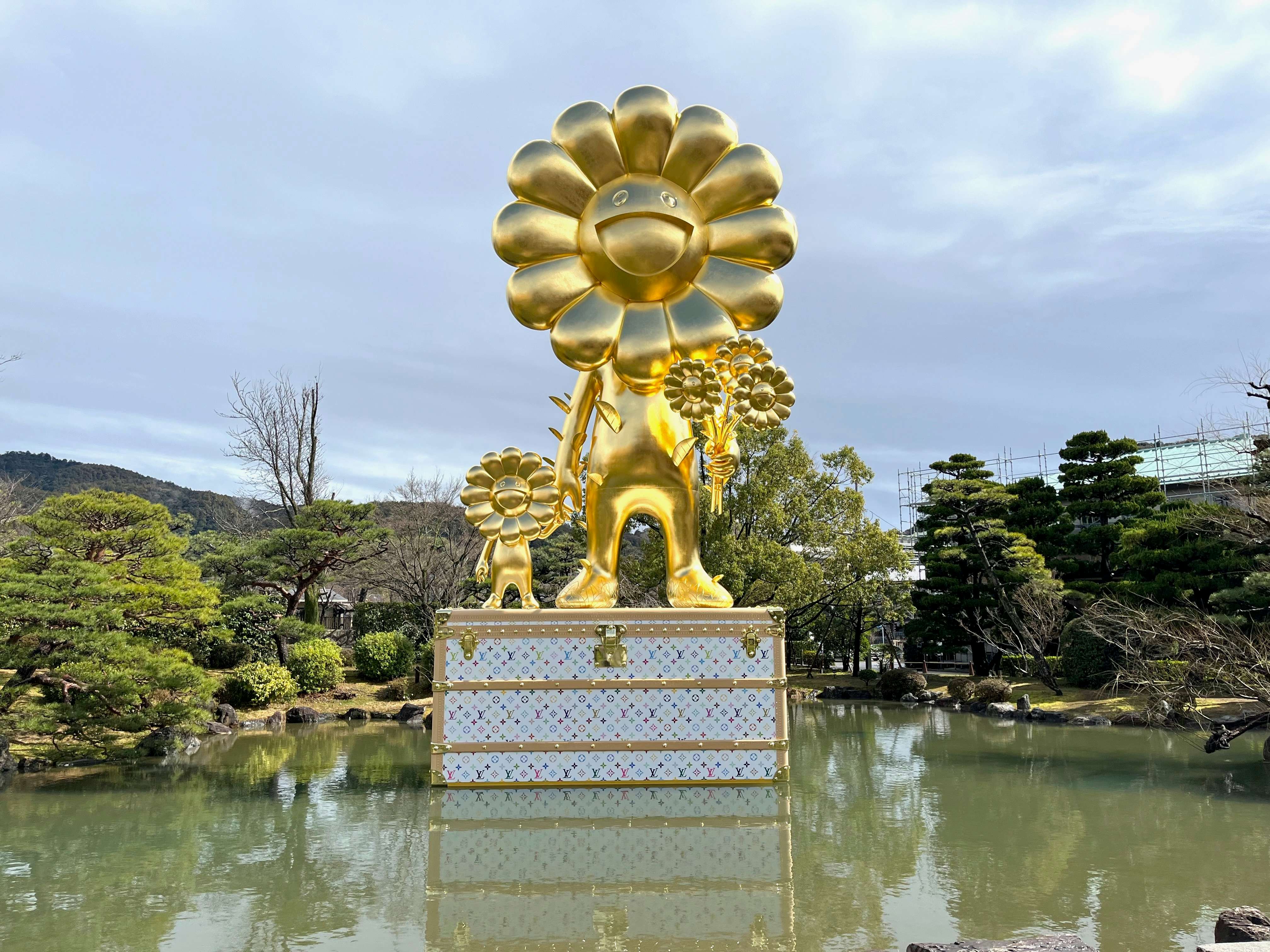 村上隆とルイ・ヴィトンのコラボレーション。巨大彫刻が京都市京セラ