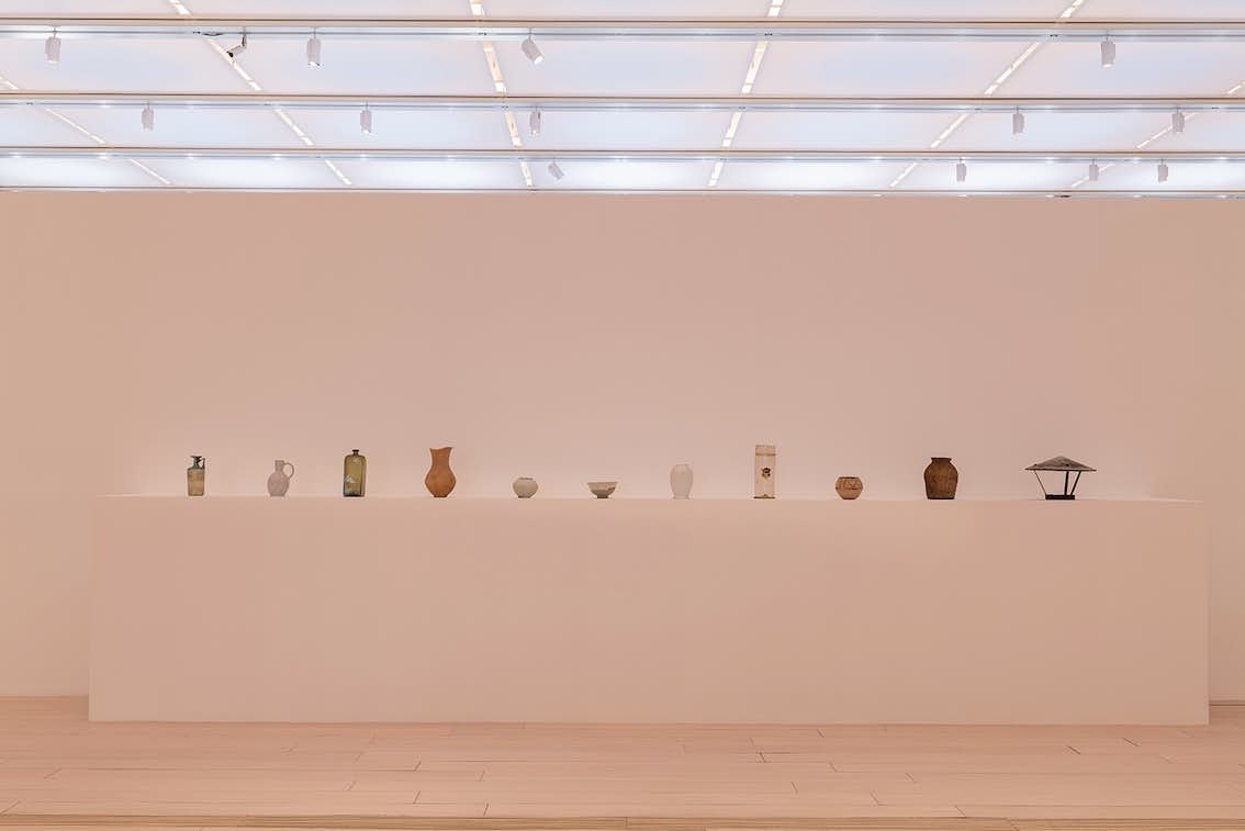 古道具」という死生観。沢山遼評「古道具坂田 僕たちの選択」展｜美術手帖