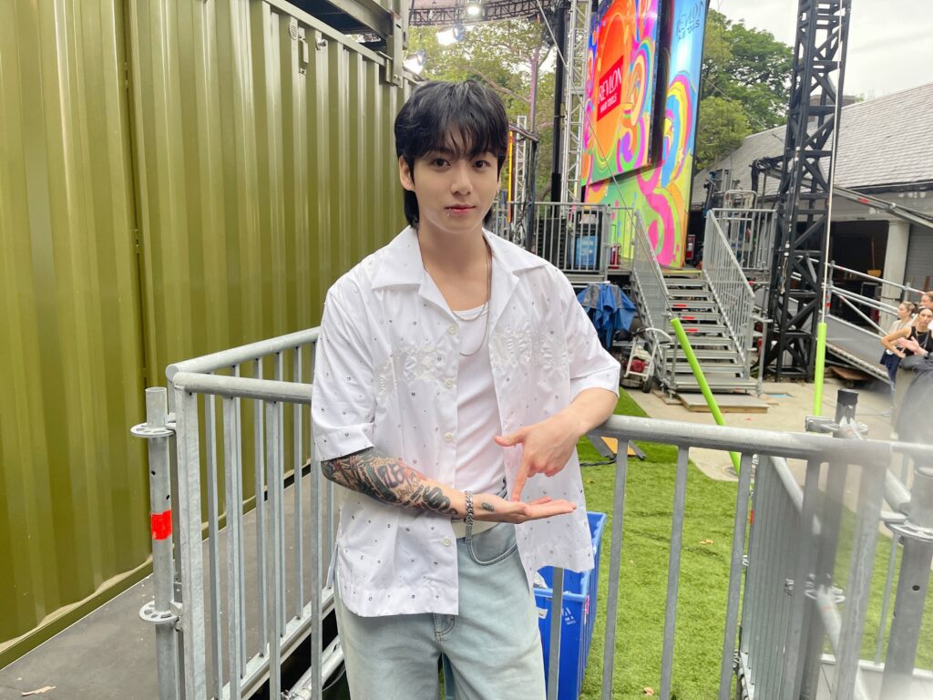 BTS ジョングクが新曲「Seven」を初披露したGMAサマーコンサートの公式