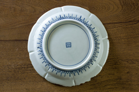 伊万里染付 陽刻ぶどう文皿 | うつわ | 白洲次郎・白洲正子「武相荘