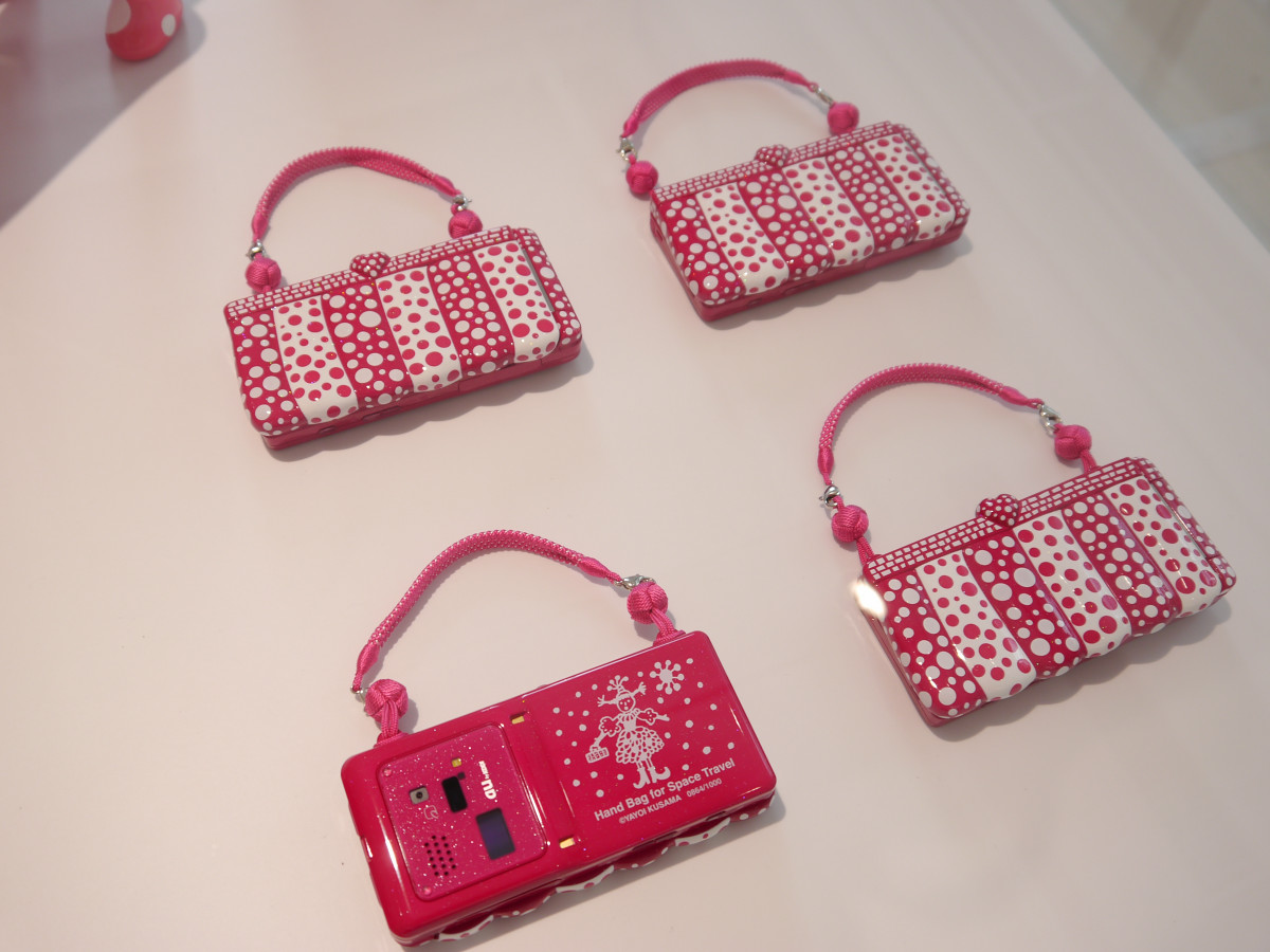草間彌生×auの100万円ケータイ、iida「Art Editions YAYOI KUSAMA」が8
