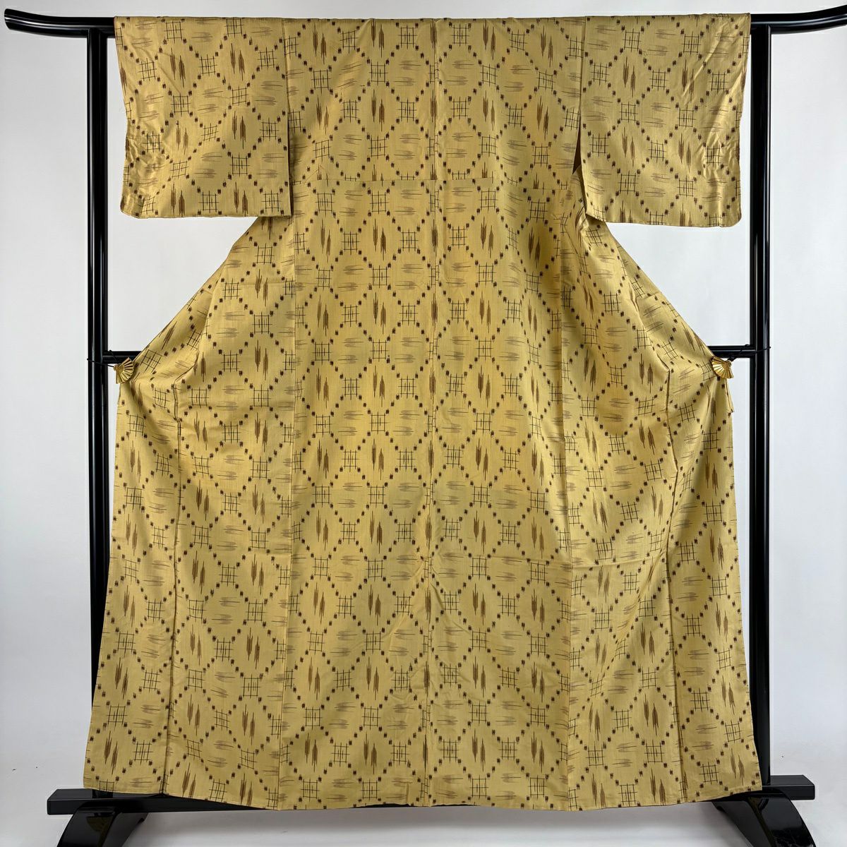 美品】紬 明るめの黄土色 落ち着いた黄色 燕絣 ツバメ 格子柄 バチ衿