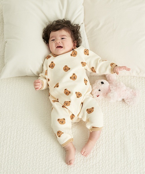 b・ROOM（ビールーム）の「くま総柄ワッフルカバーオール（ロンパース
