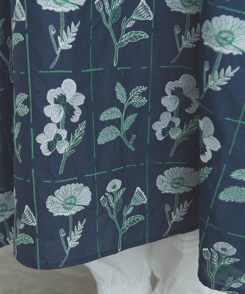 bulle de savon（ビュルデサボン）の「花切手の刺しゅう フレアー