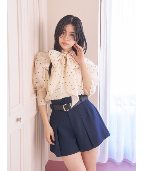 LILY BROWN（リリーブラウン）の「ラグランオーガンザボウタイブラウス