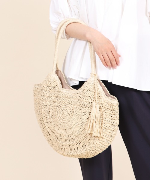 Bermosa（ベルモサ）の「タッセルチャーム付き ラウンドかごバッグ