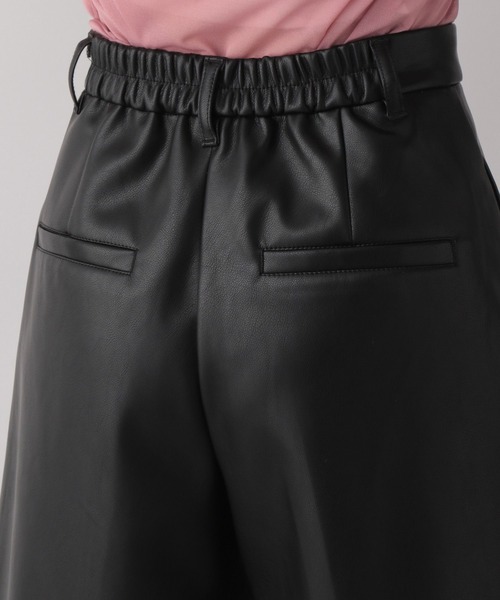 LOWRYS FARM（ローリーズファーム）の「フェイクレザーショートパンツ