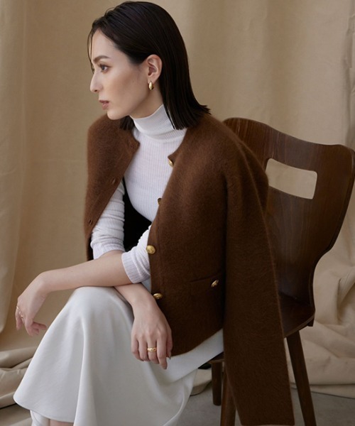 anuans（アニュアンス）の「ラクーンブレンドノーカラーニット