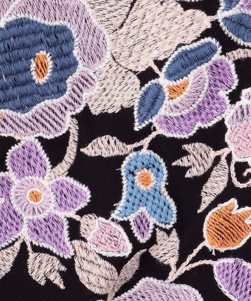 GRACE CONTINENTAL（グレースコンチネンタル）の「マルチフラワー刺繍