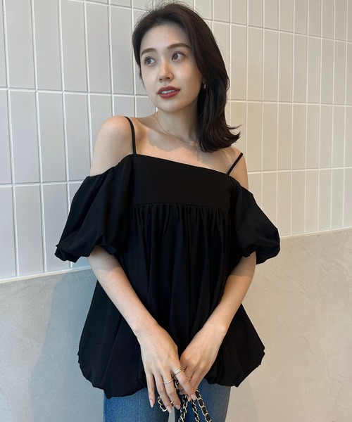 anuans（アニュアンス）の「オフショルダーバルーンキャミソール
