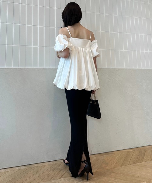 anuans（アニュアンス）の「オフショルダーバルーンキャミソール
