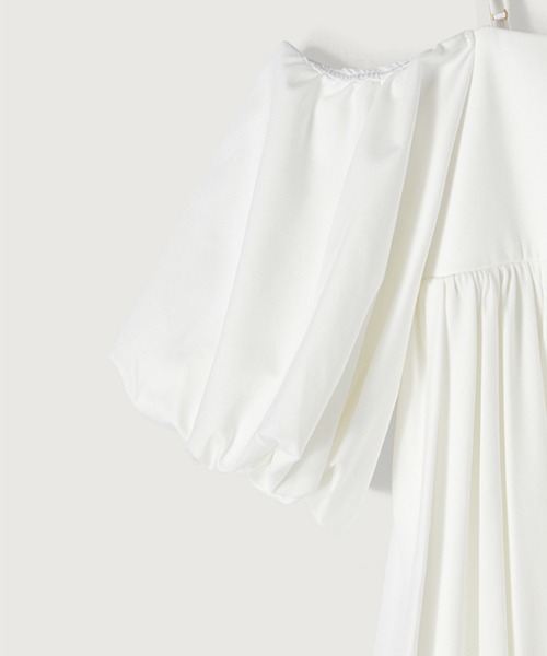 anuans（アニュアンス）の「オフショルダーバルーンキャミソール