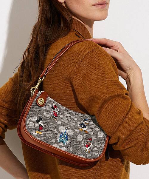 Disney（ディズニー）の「【DISNEY x COACH】スウィンガー バッグ