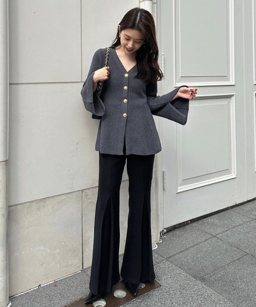 anuans（アニュアンス）の「ウエストシェイプペプラムニットジャケット