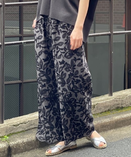 BEARDSLEY（ビアズリー）の「刺繍パンツ（その他パンツ）」 - WEAR