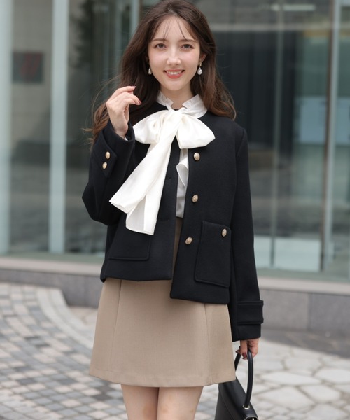 Apuweiser-riche（アプワイザーリッシェ）の「金釦ノーカラーショート