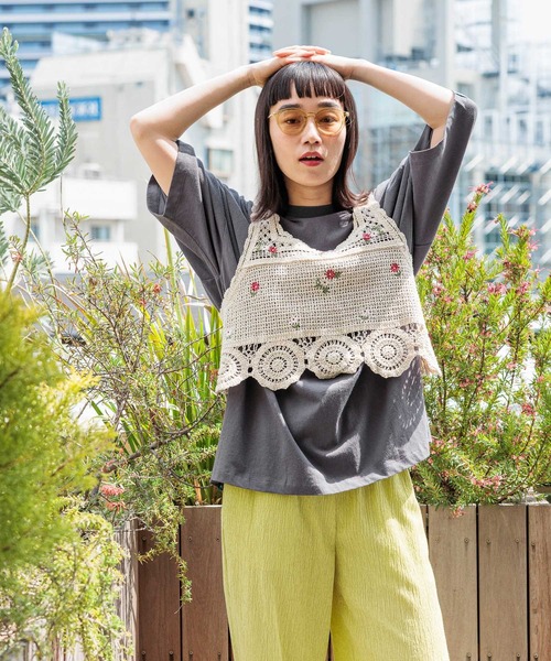 niko and（ニコアンド）の「フラワー刺繍クロシェキャミソール