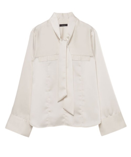 anuans（アニュアンス）の「サテンVネックタイブラウス（シャツ