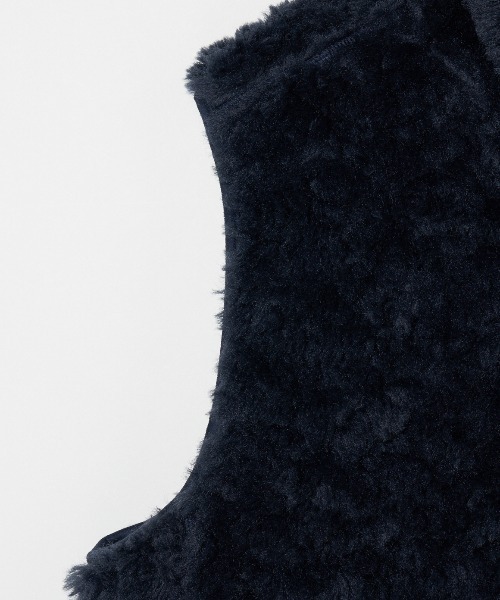 three dots（スリードッツ）の「アップサイクル エコファー ジップ