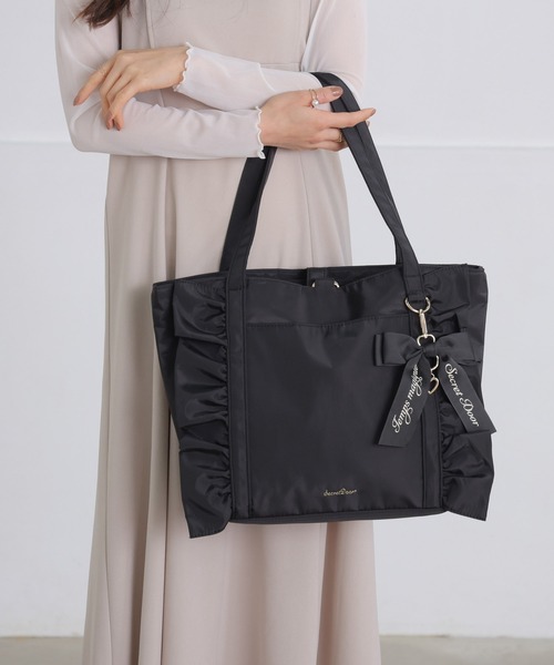 新作 フリルが主役のフラップファスナー付トート アレキサンダー