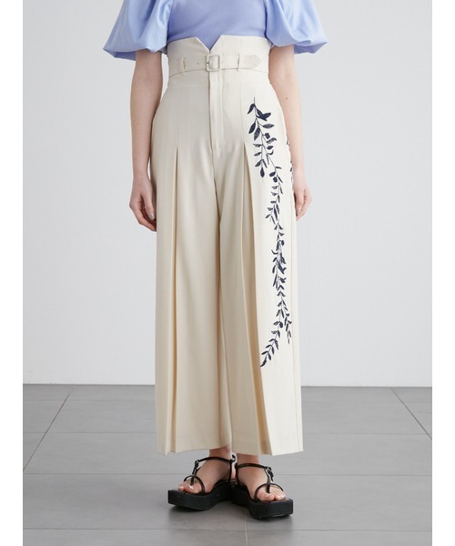 LILY BROWN（リリーブラウン）の「刺繍ハイウエストタックパンツ