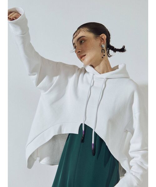 UN3D.（アンスリード）の「ヘムカットショートフーディー（パーカー