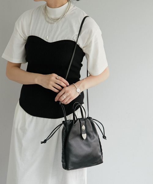 ear PAPILLONNER（イアパピヨネ）の「バックル巾着ショルダーバッグ S