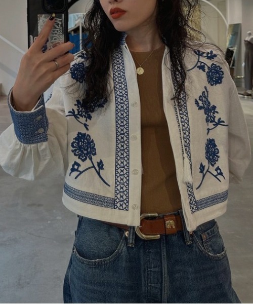 Ameri（アメリ）の「MEDI VINTAGE FLOWER EMBROIDERY SHIRT（ノー