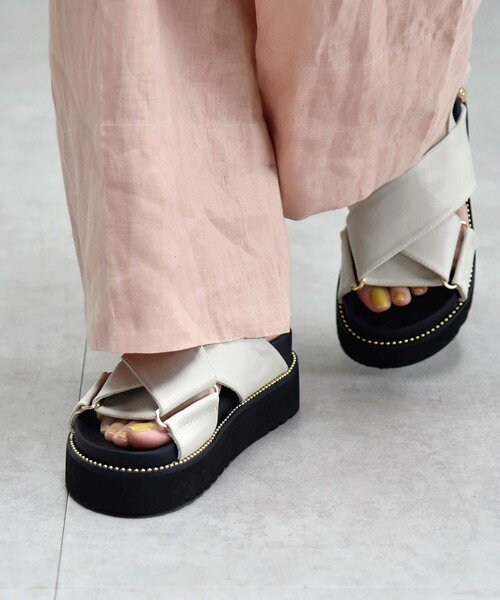 セール】quaranciel: プラットフォーム クロス スタッズ サンダル