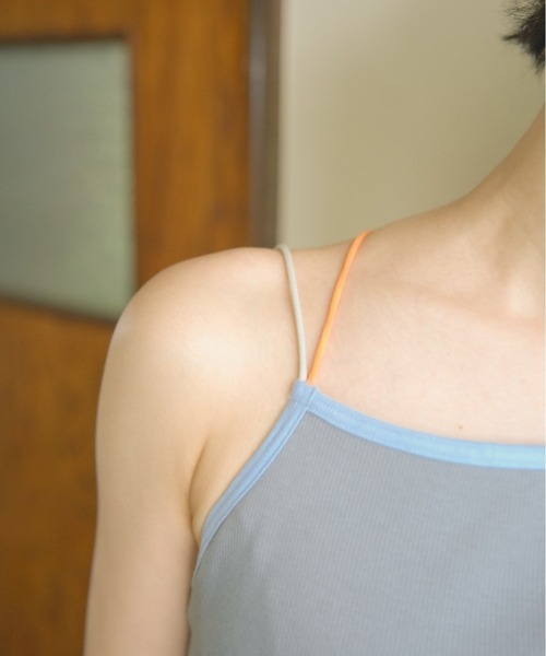 後ろ姿の肌色のリブキャミソール（キャミソール）｜PAMM（パム）の