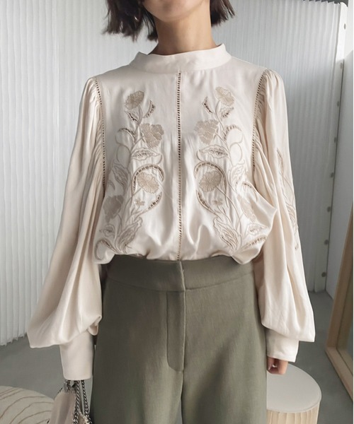 Ameri（アメリ）の「LADY EMBROIDERY PUFF BLOUSE（シャツ/ブラウス