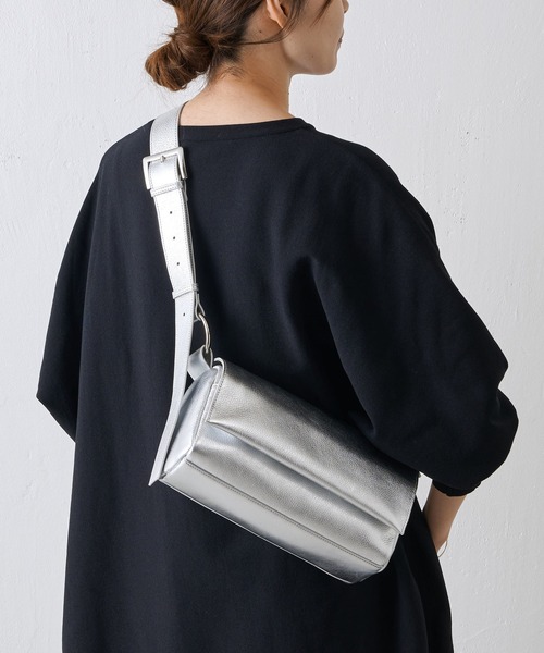 BEARDSLEY（ビアズリー）の「レザーボディバッグ（ショルダーバッグ