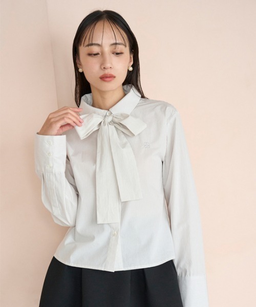 SNIDEL（スナイデル）の「リボンワンポイントロゴシャツ（シャツ