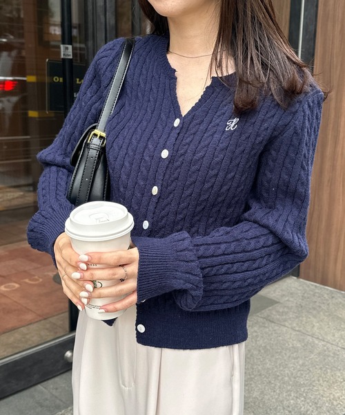 solleim（ソルレム）の「ワンポイント刺繍キーネックケーブルニット