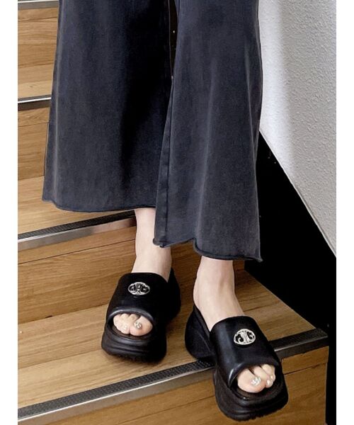 GYDA（ジェイダ）の「【WEB限定】Symmetry GYDA PUFFERサンダル