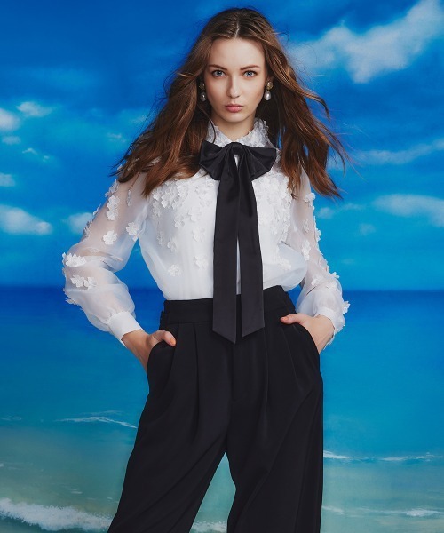 Sov.（ソブ）の「オーガンジーフラワーボウタイシャツ（シャツ