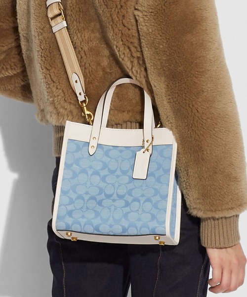 COACH（コーチ）の「フィールド トート 22 シグネチャー シャンブレー