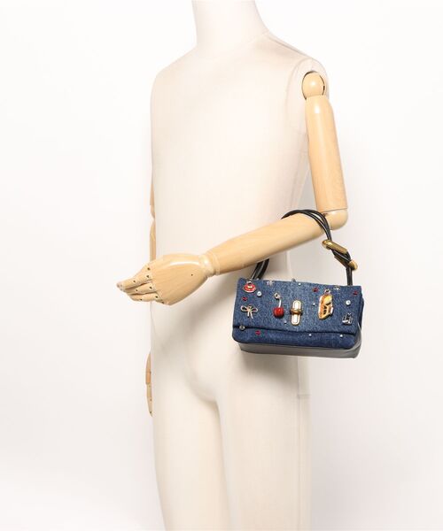 MARC JACOBS（マークジェイコブス）の「TRINKET CHARM DENIM MINI DUAL