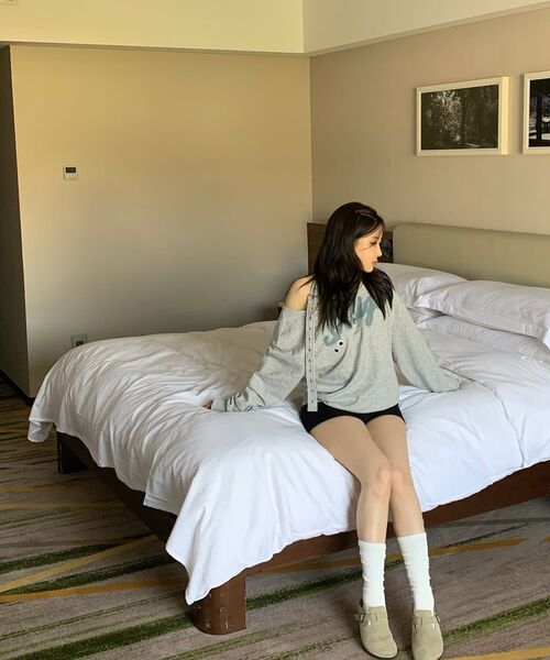 129 バックルオフショルダースウェットメランジ（スウェット）｜ILLIGO