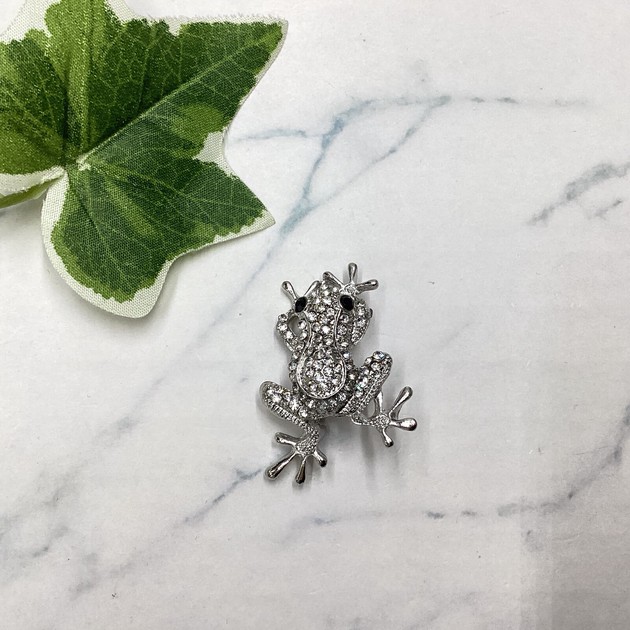 ブローチ 個性的 ラインストーン シルバー カエル 蛙の商品ページ｜卸