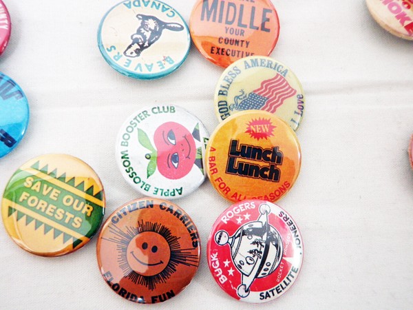 USヴィンテージ感漂う【缶バッジ】の商品ページ｜卸・仕入れサイト