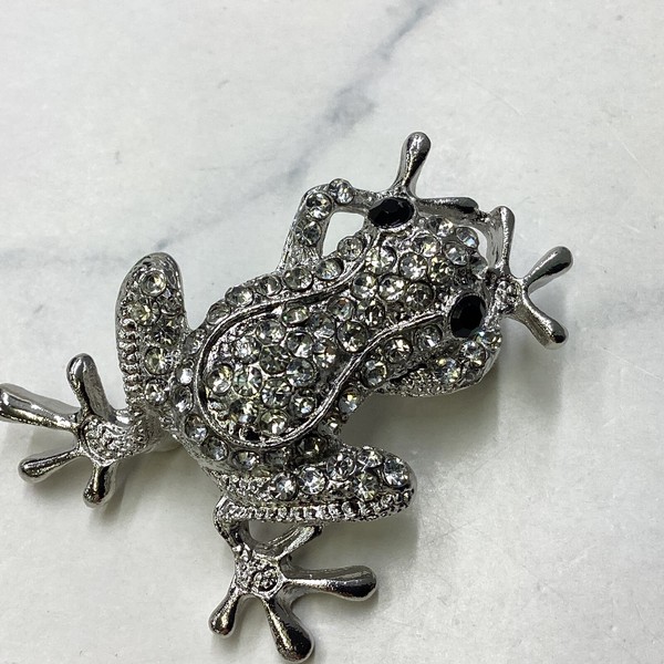 ブローチ 個性的 ラインストーン シルバー カエル 蛙の商品ページ｜卸