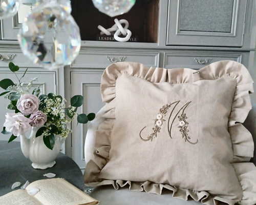 イニシャル刺繍フリルクッションカバー(ナチュラル)手刺繍 フレンチ