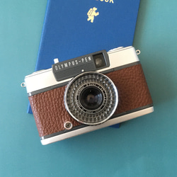 1本で2倍撮れるハーフカメラ｜オリンパス PEN EE-2マロンブラウン