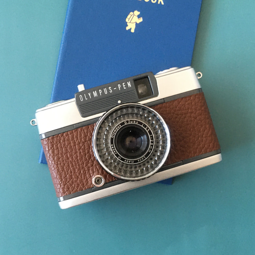 1本で2倍撮れるハーフカメラ｜オリンパス PEN EE-2マロンブラウン