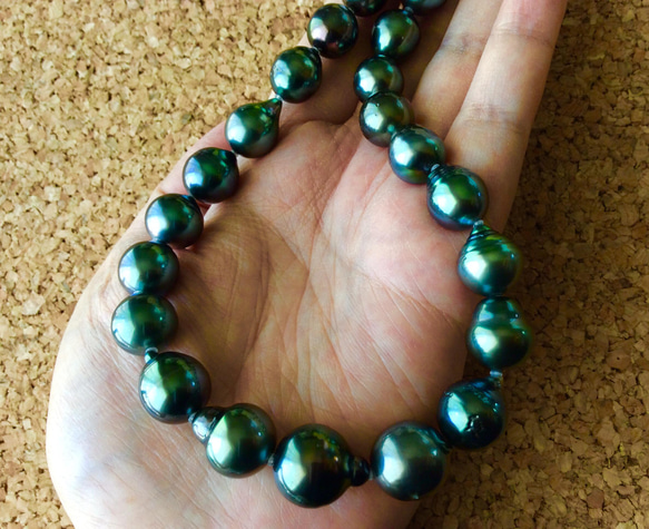 ゴロンゴロンとピーコックグリーンバロック大玉黒蝶真珠のネックレス